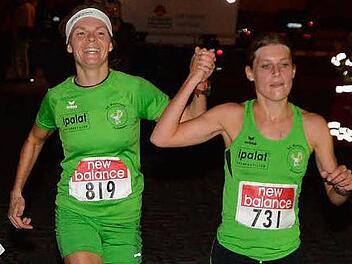 Gemeinsam ans Ziel: Elvira Flurschütz (re.) gewann den Fackel-Hauptlauf der Frauen vor Teamkollegin Carmen Schlichting-Förtsch. Foto: picturedreams