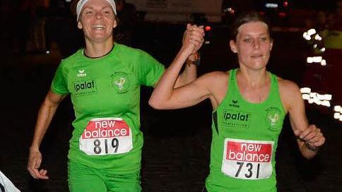 Gemeinsam ans Ziel: Elvira Flurschütz (re.) gewann den Fackel-Hauptlauf der Frauen vor Teamkollegin Carmen Schlichting-Förtsch. Foto: picturedreams