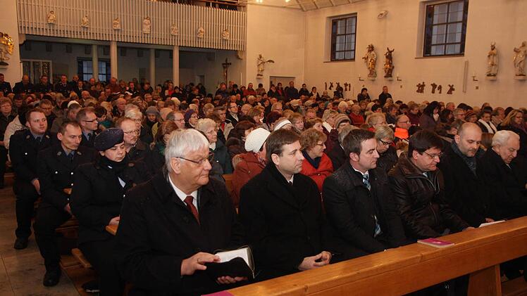 Die Ehrengäste bei der Betstunde. Foto: Franz Galster