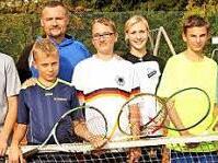 In der Gruppe der älteren Jugendlichen spielten sie jetzt bei einem Turnier um den Sieg (von links): Vorsitzende Erika Gockler, Jonas Höllisch, Josua Ötinger, Finn Ötinger, Trainer Rüdiger Gardt, Max Stubenrauch, Jennifer Baum, Pascal Theuerling, Liridon Berischa, Platzwart Sigi Röhner und Erik Heiles. Foto: Günther Geiling