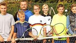 In der Gruppe der älteren Jugendlichen spielten sie jetzt bei einem Turnier um den Sieg (von links): Vorsitzende Erika Gockler, Jonas Höllisch, Josua Ötinger, Finn Ötinger, Trainer Rüdiger Gardt, Max Stubenrauch, Jennifer Baum, Pascal Theuerling, Liridon Berischa, Platzwart Sigi Röhner und Erik Heiles. Foto: Günther Geiling