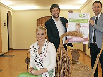 Bürgermeister Hügerich und Citymanager Hofmann (v.r.) haben die Suche nach der nächsten Korbstadtkönigin eingeläutet. Carolin I., die noch bis September amtiert, hat bei der Auswahl auch ein Wörtchen mitzureden.  Foto: Popp