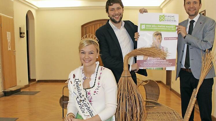 Bürgermeister Hügerich und Citymanager Hofmann (v.r.) haben die Suche nach der nächsten Korbstadtkönigin eingeläutet. Carolin I., die noch bis September amtiert, hat bei der Auswahl auch ein Wörtchen mitzureden.  Foto: Popp