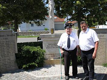 Der stellvertretende Vorsitzenden Otto Neubauer (l.) mit dem Zweiten Bürgermeister Sebastian Schwarzmann vor dem Kriegerdenkmal, um das sich jetzt die Gemeinde kümmern muss. Foto: Mathias Erlwein