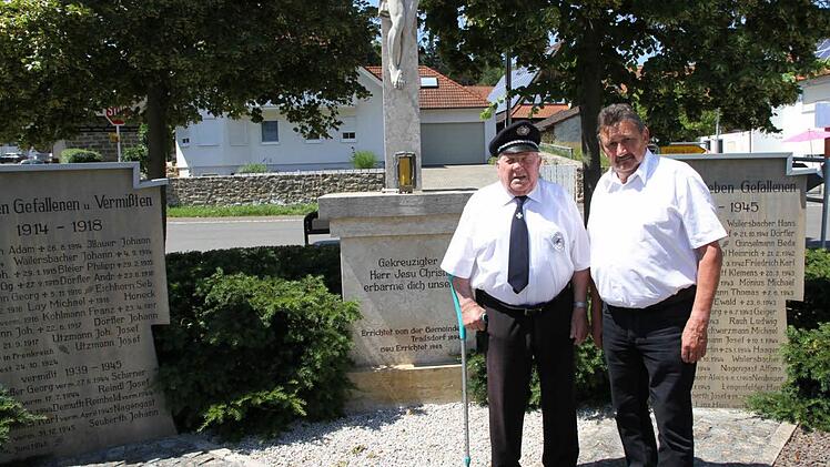 Der stellvertretende Vorsitzenden Otto Neubauer (l.) mit dem Zweiten Bürgermeister Sebastian Schwarzmann vor dem Kriegerdenkmal, um das sich jetzt die Gemeinde kümmern muss. Foto: Mathias Erlwein
