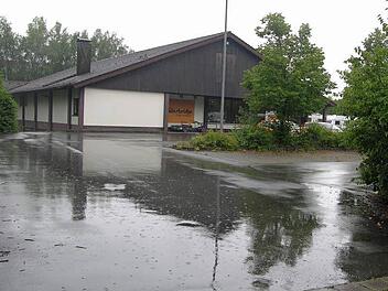 In öffentlicher Sitzung schuf der Gemeinderat die Voraussetzungen: Der frühere Aldi-Komplex in der Allee muss dem großzügigen Neubau eines Verbraucher- und Getränkemarktes weichen. Foto: Klaus Oelzner