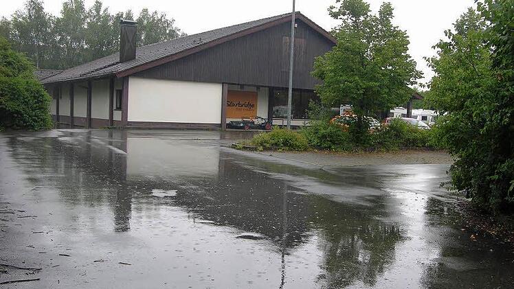 In öffentlicher Sitzung schuf der Gemeinderat die Voraussetzungen: Der frühere Aldi-Komplex in der Allee muss dem großzügigen Neubau eines Verbraucher- und Getränkemarktes weichen. Foto: Klaus Oelzner