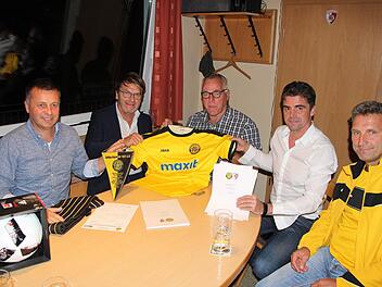 Der FC Kronach, die SpVgg Bayreuth und das dortige Nachwuchsleistungszentrum haben einen Kooperationsvertrag geschlossen, um jungen Talenten aus der Region eine weitere Fördermöglichkeit anbieten zu können. Das Bild zeigt (von links) den sportlichen Leiter des FCK, Frank Gareis, FCK-Vorsitzenden Franz Bauer, den sportlichen Leiter und Teammanager der SpVgg Bayreuth, Wolfgang Mahr, den Bayreuther Jugendvorstand Christian Wedlich und den Leiter des Bayreuther Nachwuchsleistungszentrums, Klaus R...