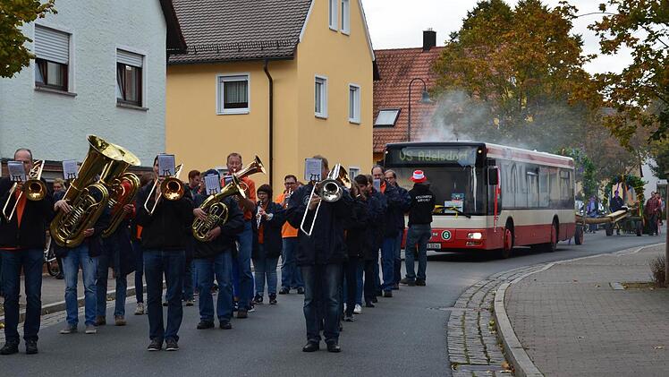 Ein Schulbus zog in diesem Jahr den Baum durch Adelsdorf - in Anlehnung an die Probleme bei der Schülerbeförderung. Foto: Larissa Händel