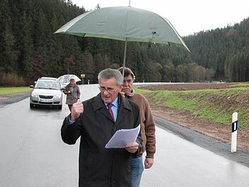 Landrat Oswald Marr bei seiner Ansprache bei der Verkehrsfreigabe für die Kreisstraße JKC 3 bei Gifting  Foto: Friedwald Schedel