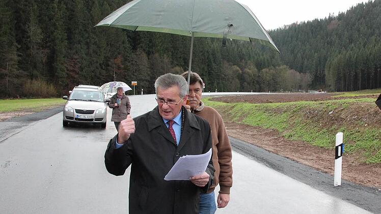 Landrat Oswald Marr bei seiner Ansprache bei der Verkehrsfreigabe für die Kreisstraße JKC 3 bei Gifting  Foto: Friedwald Schedel