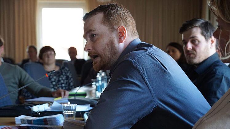 Peter Beck, Jobbegleiter für Flüchtlinge am bfz (Berufliche Fortbildungszentren der Bayrischen Wirtschaft GmbH), vermittelt Flüchtlinge über 25 Jahre, mit guten Sprachkenntnissen, bei denen eine Arbeitsgenehmigung vorliegt, an Unternehmen (Kontakt: peter.beck@bfz.de).  Foto: Pascale Ferry