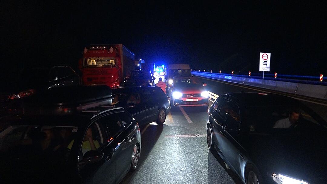 Feuerwehrleute werden zu FuÃügängern auf der Autobahn - und bleiben dennoch stecken