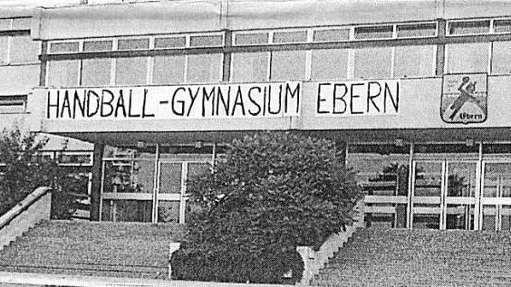 Die Handballbegeisterung im Rektorat war so groß, dass Abiturienten des Jahrgangs 1981 das damals noch namenlose Gymnasium bei ihrem Abschlussscherz Handball-Gymnasium Ebern tauften. Durchgesetzt hat sich später der Name Friedrich-Rückert-Gymnasium.  Foto: Archiv/eki