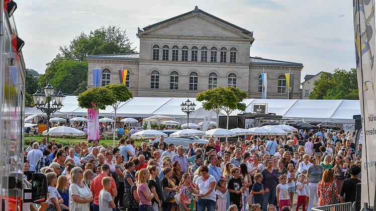Der Schlossplatz als Bühne.  Foto: Ronald Rinklef