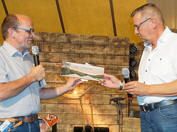 "Friedensstifter". Ein Schild mit dieser Aufschrift übergab Stefan Schroth (links) an den stellvertretenden Bürgermeister Egon Sturm (rechts), mit der Bitte für dieses Schild einen publikumswirksamen Platz im Rathaus zu finden.  Foto: Marion Eckert
