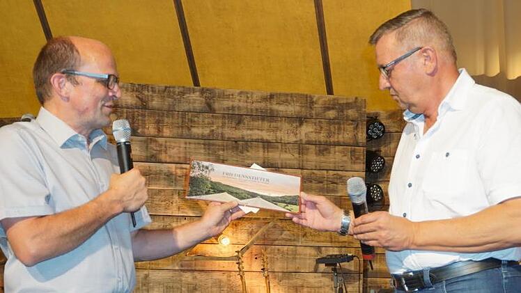 "Friedensstifter". Ein Schild mit dieser Aufschrift übergab Stefan Schroth (links) an den stellvertretenden Bürgermeister Egon Sturm (rechts), mit der Bitte für dieses Schild einen publikumswirksamen Platz im Rathaus zu finden.  Foto: Marion Eckert
