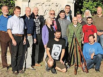 Die erfolgreichen Teilnehmer des zehnten Coburger Wehrmann-Gewehr-Schießens der Schützengesellschaft Coburg. Arpad von Schalscha (hinten, Zweiter von rechts) hatte den Wettbewerb bestens organisiert und freute sich über die rege Teilnahme. Foto: Wolfgang Desombre