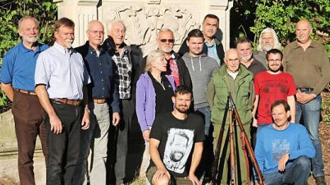Die erfolgreichen Teilnehmer des zehnten Coburger Wehrmann-Gewehr-Schießens der Schützengesellschaft Coburg. Arpad von Schalscha (hinten, Zweiter von rechts) hatte den Wettbewerb bestens organisiert und freute sich über die rege Teilnahme. Foto: Wolfgang Desombre