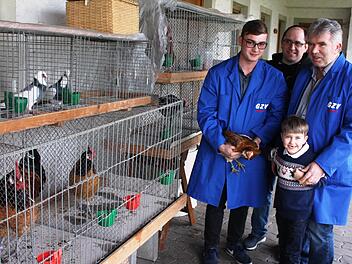 Kleine Ausstellung beim Taubenmarkt in Marktgraitz: links Jugendwart Tobias H&uuml;mmer mit Stephan Oppel, Gefl&uuml;gelzuchtvereinschef Hilmar Neder und dem j&uuml;ngsten Nachwuchs, Leon Roland Dietz
