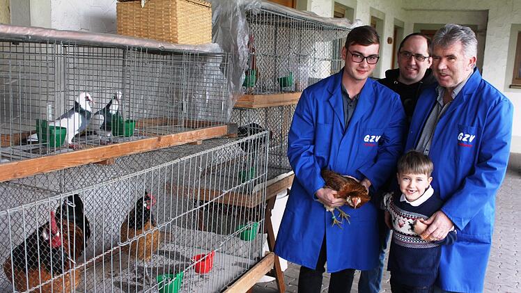Kleine Ausstellung beim Taubenmarkt in Marktgraitz: links Jugendwart Tobias H&uuml;mmer mit Stephan Oppel, Gefl&uuml;gelzuchtvereinschef Hilmar Neder und dem j&uuml;ngsten Nachwuchs, Leon Roland Dietz