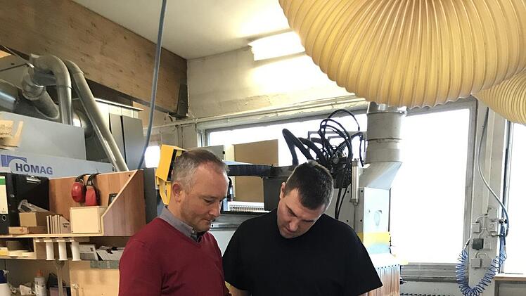 Mario Volklandt (links) bei der Produktion in Oberzell.