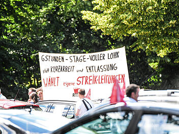 Autokorso gegen geplanten Stellenabbau bei Automobilzulieferer in Nürnberg