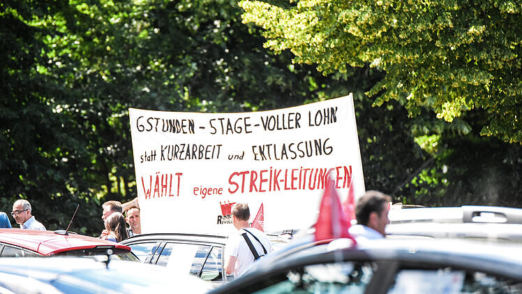 Autokorso gegen geplanten Stellenabbau bei Automobilzulieferer in Nürnberg
