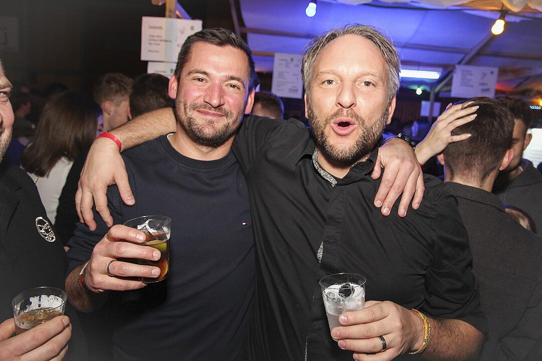 Mit vielen Party-Songs der 80er & 90er und Rock-Pop Klassikern