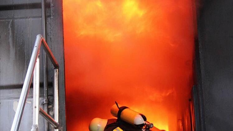 Hier gut zu sehen: Ein Flashover - eine Feuerwelle rollt über die Köpfe der Männer hinweg. Foto: Andreas Scherer