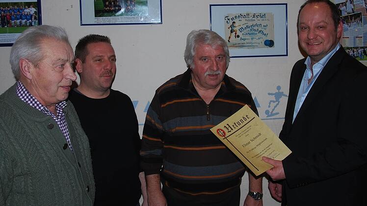 Vorsitzender Andre Hartmann (von rechts) ehrte Elmar Schmitt, Marco Schmidt und Karl-Heinz Kirschner. Fotos: Norbert Schmitt