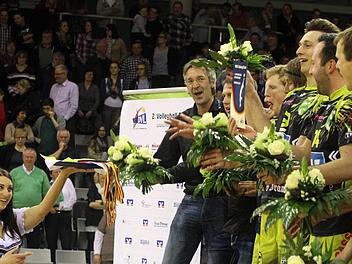 Die Medaillen für den Meister und Aufsteiger VSG Coburg/Grub nach dem letzten Saison-Spiel. Fotos: Timo Geldner