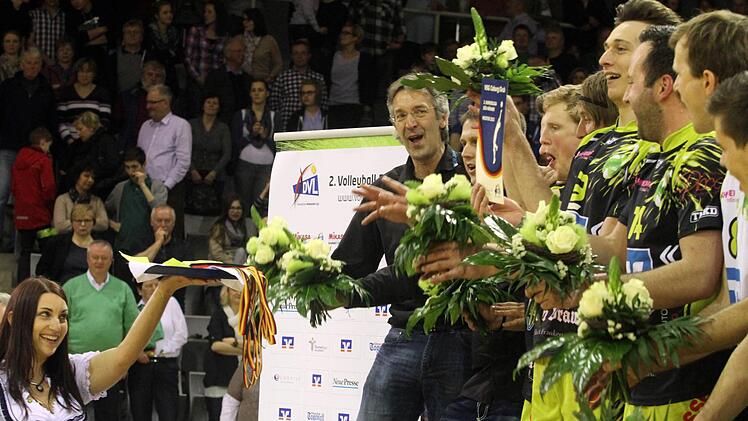 Die Medaillen für den Meister und Aufsteiger VSG Coburg/Grub nach dem letzten Saison-Spiel. Fotos: Timo Geldner