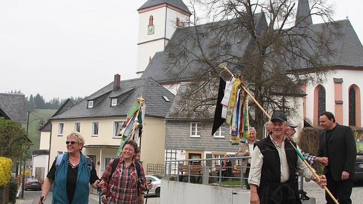 Großes Hallo für die Wanderer aus Zeyern: Morgens um sieben Uhr brachen sie auf - und wanderten bis nach Grafengehaig.
