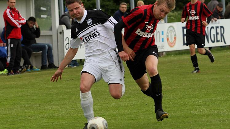 Fabian Benkert (links) im packenden Zweikampf mit dem Frammersbacher Abwehrspieler. Foto: Günther Geiling