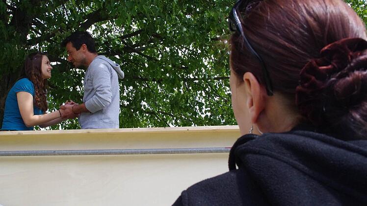 Heidemarie Wellmann (links) geht mit den Schauspielern die Szene auf dem Balkon durch.