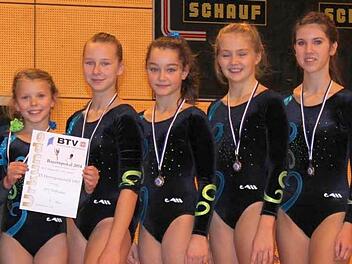 Fiona Adamczewski, Melina Winkelmann, Caroline Winkler, Chiara Ebner und Anna-Lena Jauernig (von links) zeigten beim Bayernpokal tolle Leistungen und gewannen die WK13 mit deutlichem Vorsprung.