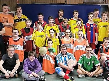 Jugendliche aus Grub am Forst verbrachten einen Tag lang mit der integrativen Fußballmannschaft FED-Olé.  Foto: privat
