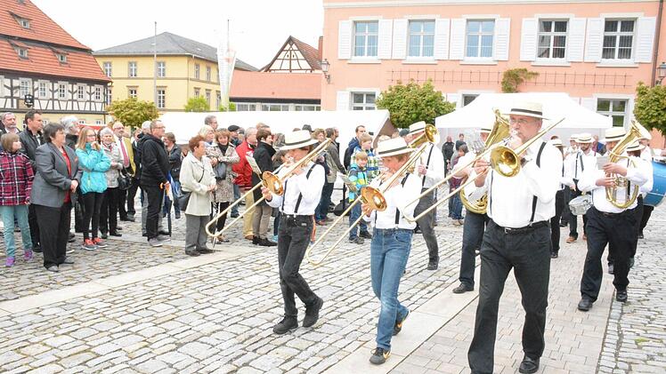Dorfmusik boten die Humprechtshäuser Dorfmusikanten. Foto: Gerhard Schmidt