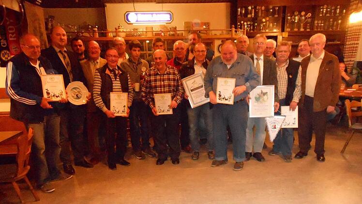 Bei der Hauptversammlung wurden diese Rassegeflügelzüchter geehrt. Foto: dav