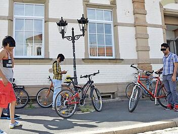 Mit ins Haus nehmen dürfen die Asylbewerber ihre Fahrräder nicht. Dafür sind es zu viele, und es ist zu eng. Also stehen die Räder vor dem Haus und werden durch Seilschlösser gesichert. Trotzdem wurden in den vergangenen Wochen immer wieder welche gestohlen. Foto: Rainer Lutz