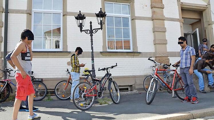 Mit ins Haus nehmen dürfen die Asylbewerber ihre Fahrräder nicht. Dafür sind es zu viele, und es ist zu eng. Also stehen die Räder vor dem Haus und werden durch Seilschlösser gesichert. Trotzdem wurden in den vergangenen Wochen immer wieder welche gestohlen. Foto: Rainer Lutz