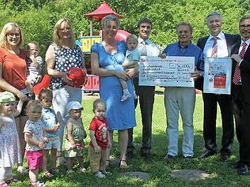 Sie freuen sich über die Unterstützung: die Erzieherinnen und ihre Schützlinge der BRK-Kinderkrippe. Mit im Bild: Klaus Scherr, Wolfgang Beiergrößlein, Roland Beierwaltes und Antje Angles. Foto: Veronika Schadeck