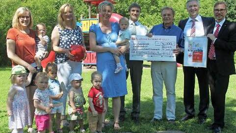 Sie freuen sich über die Unterstützung: die Erzieherinnen und ihre Schützlinge der BRK-Kinderkrippe. Mit im Bild: Klaus Scherr, Wolfgang Beiergrößlein, Roland Beierwaltes und Antje Angles. Foto: Veronika Schadeck