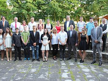 Die ausgezeichneten Schüler mit den Vertreter der Preisspender.
