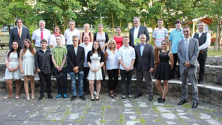 Die ausgezeichneten Schüler mit den Vertreter der Preisspender.