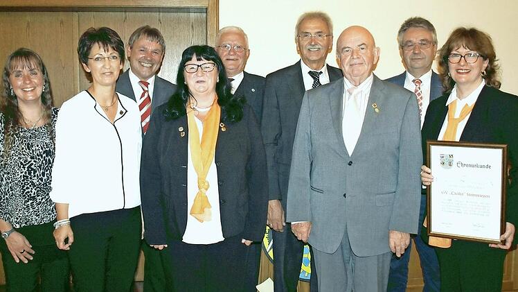 Ehrungen für aktive Sängertätigkeit: Von links Chorleiterin Karina Klaumünster, Birgit Beierlorzer (10), Schirmherr Gerhard Wunder, Brigitte Böhnlein (40), Bernhard Zipfel, Günter Freitag, Ehren-Chorleiter Walter Klose (50), Hermann Neubauer und Vorsitzende Michaela Mattes.