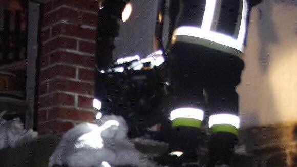 Die Feuerwehr löschte einen Kellerbrand in Wilhelmsthal. Foto: Heike Schülein