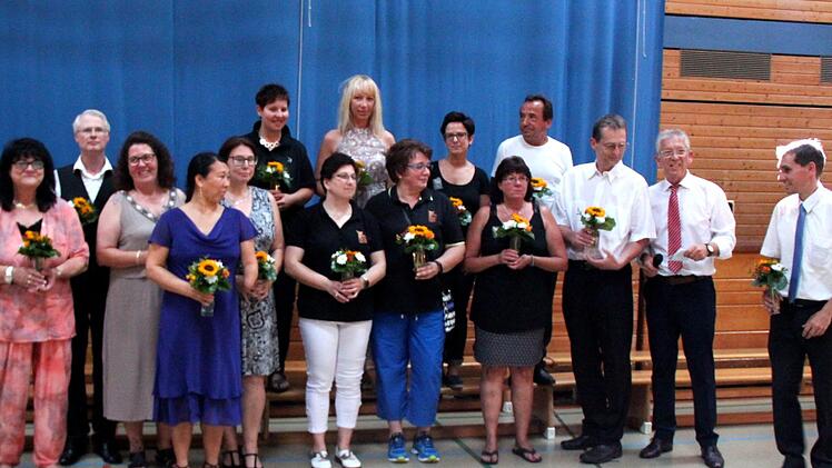 Dank an den regen Elternbeirat, ganz rechts außen Konrektor Helmut Nicklas, daneben Rektor Michael Ulbrich  Foto: Johanna Blum