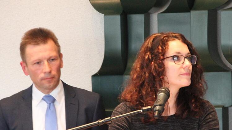 Umweltingenieurin Sarah Tschachtli und ihr Kollege Thorsten Pitschke vom bifa-Umweltinstitut stellten dem Kreistag Haßberge die Ergebnisse ihres Gutachtens zum Müllsystem im Kreis Haßberge vor. Foto: A. Lösch